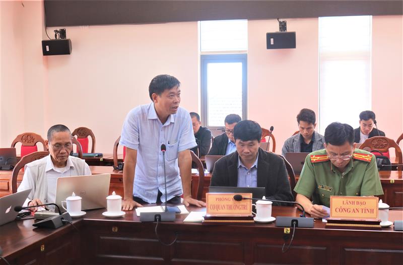 Nhà báo Khoa Điềm, Đài Tiếng nói Việt Nam (VOV) tại Lâm Đồng đặt câu hỏi tại buổi họp báo.