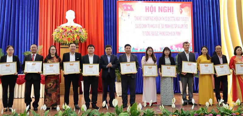 Trưởng Ban Tuyên giáo và Dân vận Thành ủy Nguyễn Văn Tới trao giấy khen cho các cá nhân