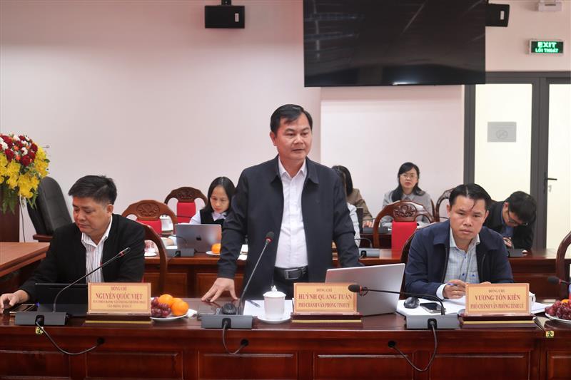 Phó Chánh Văn phòng Tỉnh ủy Lâm Đồng Huỳnh Quang Tuấn phát biểu tại buổi làm việc
