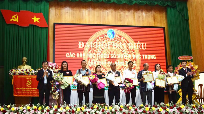 Trao Giấy khen của UBND huyện cho các cá nhân.