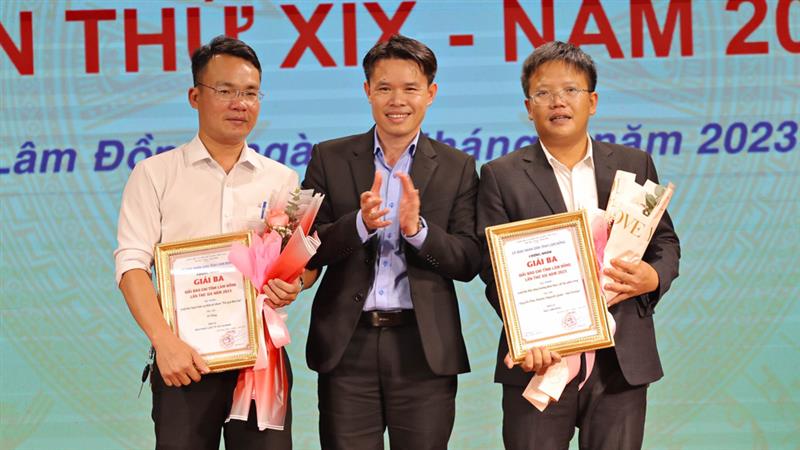 Trao giải ba cho các tác giả thể loại hình báo điện tử.