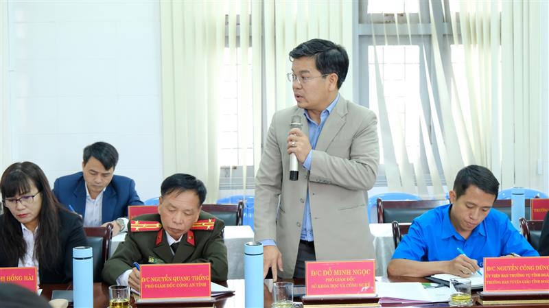 Đại diện lãnh đạo Sở Khoa học Công nghệ phát biểu ý kiến về việc phối hợp nghiên cứu khoa học giữ sở với trường.