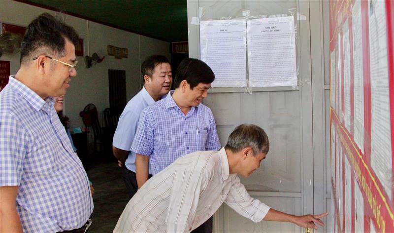 Đồng chí Võ Thanh Bình kiểm tra một số điểm bầu cử phường La Gi