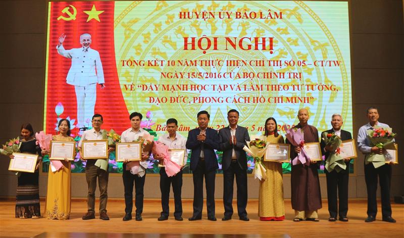 Trao giấy khen cho các cá nhân