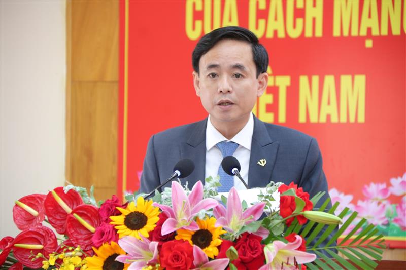 Đồng chí Nguyễn Hoàng Mai, Trưởng Ban xây dựng Đảng - Đảng ủy xã Đam Rông 2 báo cáo tại Đại hội