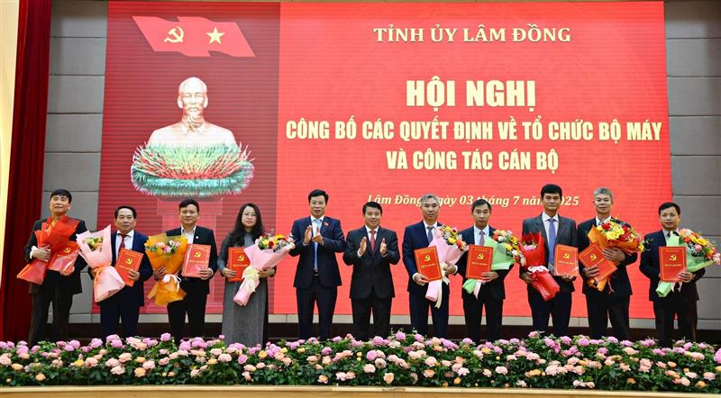 Trao quyết định của Ban Bí thư về việc chỉ định đồng chí Nguyễn Văn Quang - Ủy viên Ban Thường vụ Tỉnh ủy, Chủ nhiệm Ủy ban Kiểm tra Tỉnh ủy Bình Thuận giữ chức vụ Chủ nhiệm Ủy ban Kiểm tra Tỉnh ủy Lâm Đồng và chỉ định 6 cán bộ giữ chức vụ Phó Chủ nhiệm Ủy ban Kiểm tra Tỉnh ủy