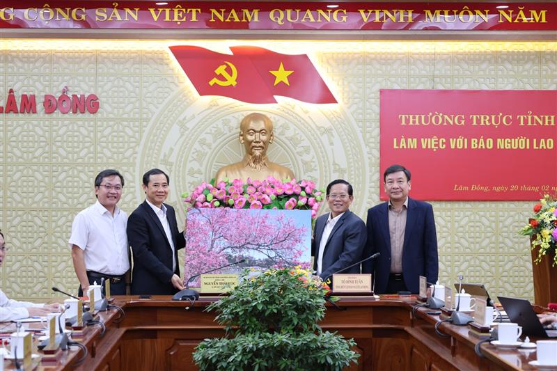 Lãnh đạo tỉnh Lâm Đồng tặng quà lưu niệm cho Báo Người Lao Động