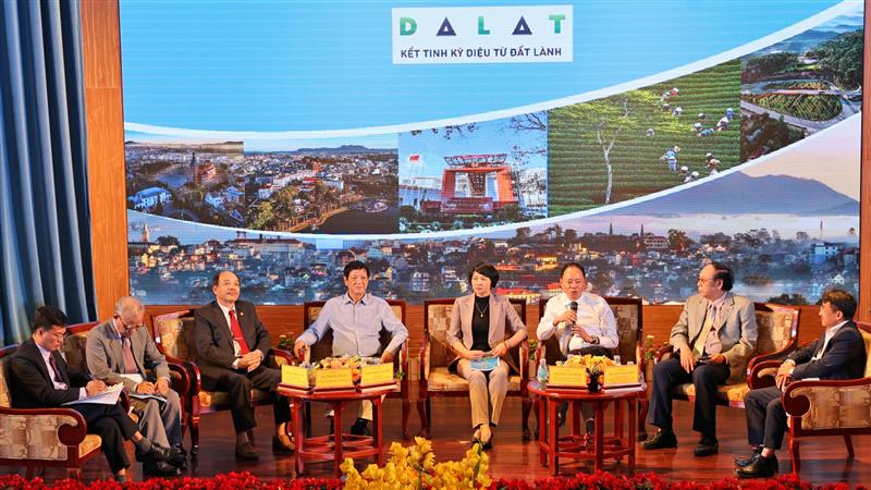 Lãnh đạo tỉnh Lâm Đồng và các nhà khoa học chủ trì phiên thảo luận
