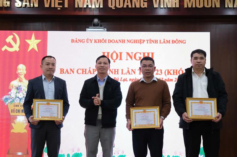 Trao Giấy khen cho các đảng viên
