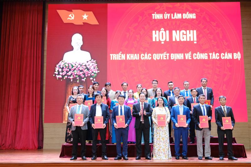 Đồng chí Phạm Triều - Uỷ viên Ban Thường vụ Tỉnh ủy, Chủ tịch Uỷ ban MTTQ Việt Nam tỉnh Lâm Đồng trao quyết định về công tác cán bộ đối với xã Đơn Dương