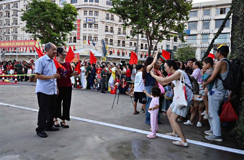 Đông đảo người dân có mặt tại khu vực Bến Bạch Đằng
