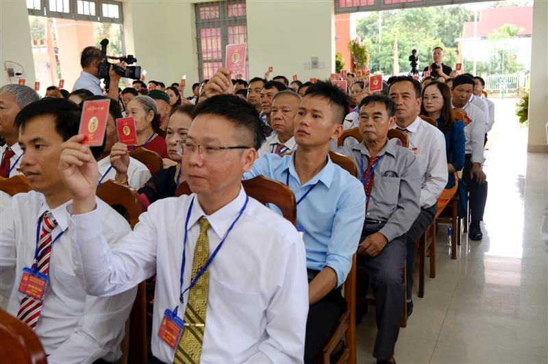 Các đại biểu thông qua ý kiến đóng góp vào dự thảo văn kiện trình Đại hội Đảng bộ tỉnh Lâm Đồng, nhiệm kỳ 2025 - 2030