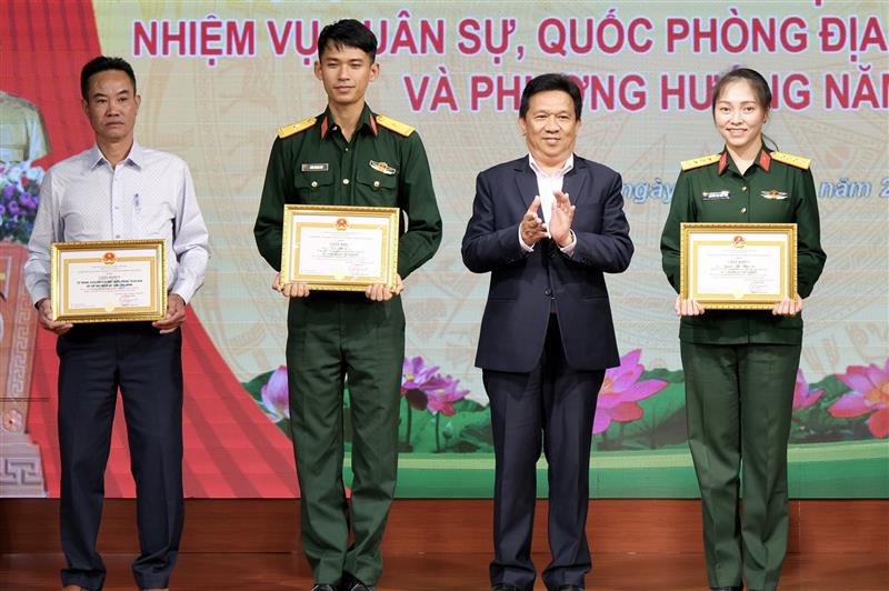 Khen thưởng các tập thể, cá nhân cá nhân có thành tích xuất sắc trong công tác phối hợp tuyên truyền nhiệm vụ quân sự, quốc phòng địa phương năm 2023.