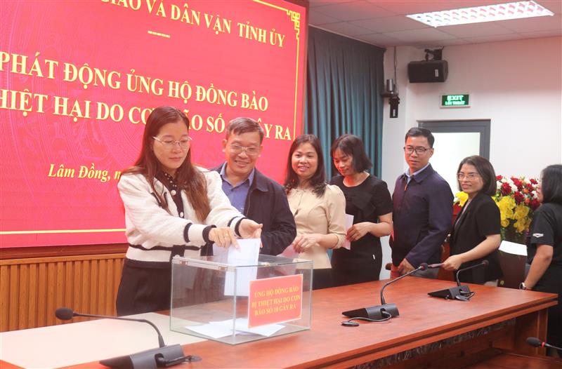Cán bộ, công chức Ban Tuyên giáo và Dân vận Tỉnh ủy ủng hộ đồng bào bị thiệt hại bởi cơn bão số 10