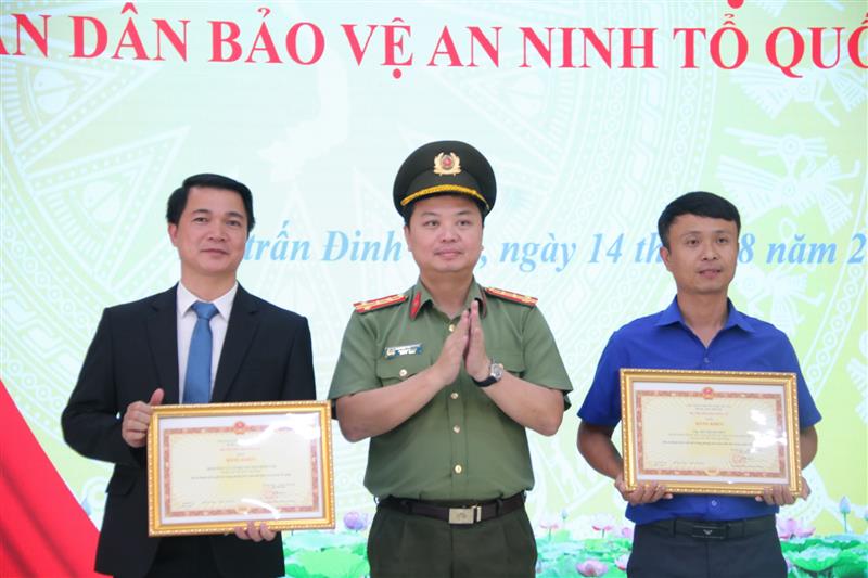 Trao Bằng khen của Bộ Công an cho các cá nhân, tập thể.