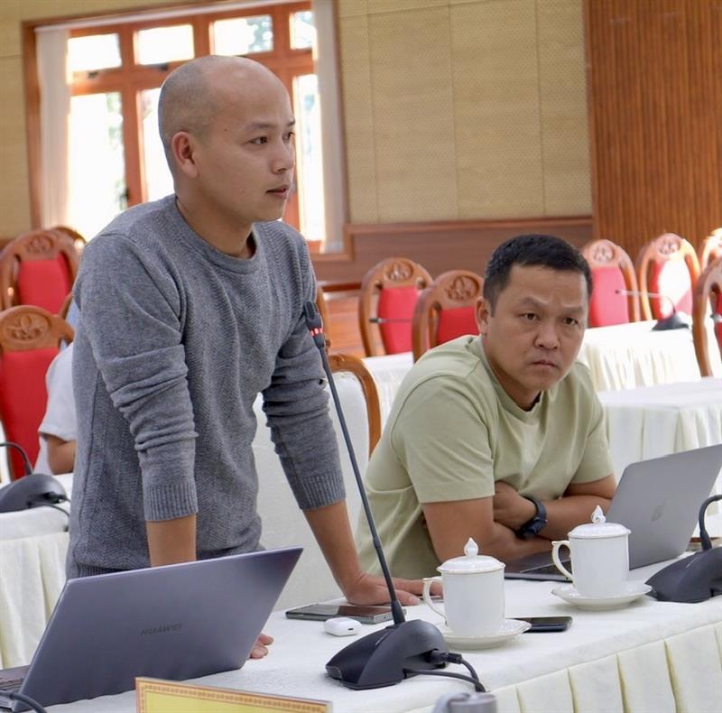 Các nhà báo đặt câu hỏi tại hội nghị.