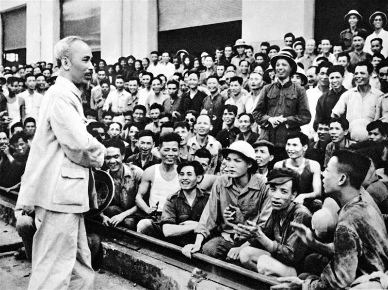 Chủ tịch Hồ Chí Minh đến thăm Nhà máy xe lửa Gia Lâm (ngày 19-5-1955)