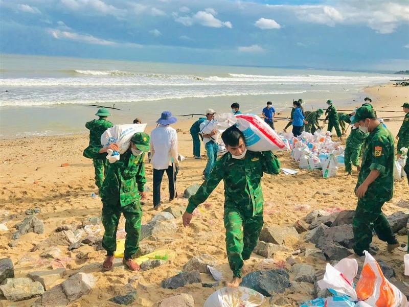 Giúp dân làm kè chắn sóng ngăn biển xâm thực
