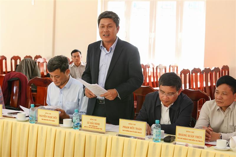 Đồng chí Lê Hải Ninh, Phó trưởng Ban Quản lý các khu công nghiệp tỉnh trả lời các kiến nghị của địa phương về Khu công nghiệp tỉnh Lâm Đồng