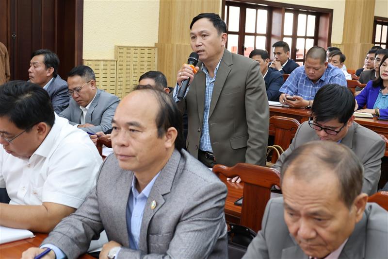 Lãnh đạo các xã, phường, thị trấn trao đổi tại Hội nghị