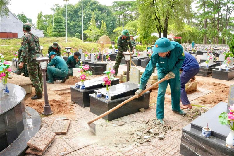 Lực lượng vũ trang chỉnh trang các khu vực sau khi lấy mẫu xét nghiệm hài cốt liệt sĩ
