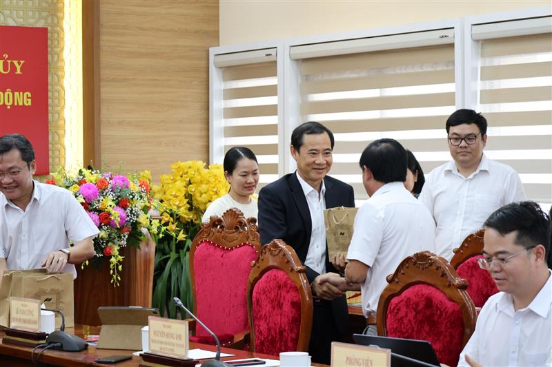 Quyền Bí thư Tỉnh ủy Lâm Đồng tặng quà là đặc sản địa phương cho đoàn công tác Báo Người Lao Động