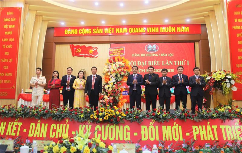 Đồng chí Bùi Thắng, Phó Bí thư Tỉnh ủy Lâm Đồng và đoàn đại biểu của tỉnh tặng hoa chúc mừng Đại hội