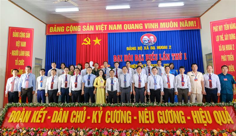 Các đồng chí lãnh đạo tỉnh Lâm Đồng chụp ảnh lưu niệm cùng các đồng chí trong Ban Chấp hành Đảng bộ xã Đạ Huoai 2, nhiệm kỳ 2025 - 2030