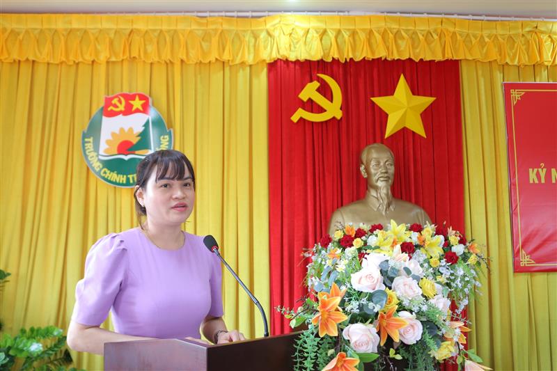 ThS. Dương Ánh Đào – Trường Chính trị tỉnh Khánh Hòa tham luận “Phát huy sức mạnh của khối đại đoàn kết dân tộc của nhân dân ta trong chiến dịch Điện Biên Phủ vào bảo vệ Tổ quốc Việt Nam xã hội chủ nghĩa hiện nay”.