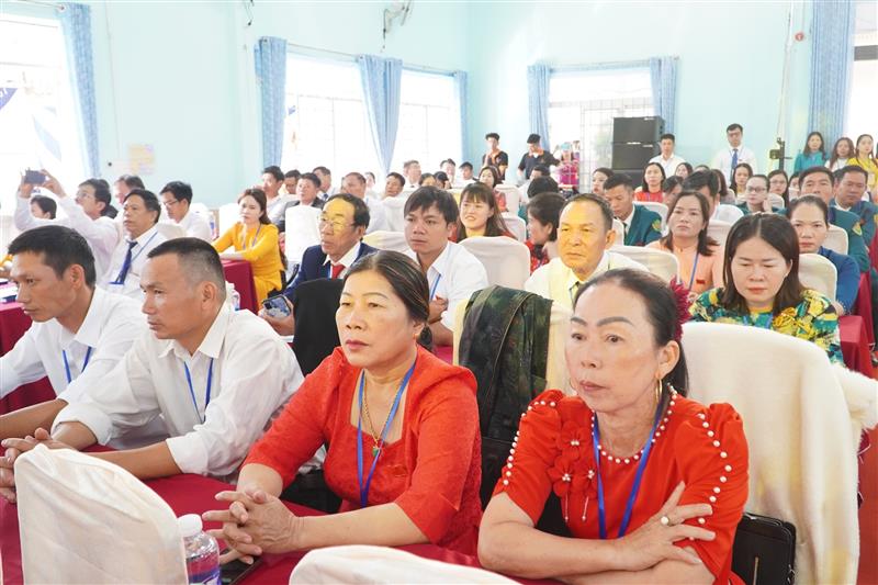 Đảng viên các chi bộ thôn, bon tham dự Đại hội