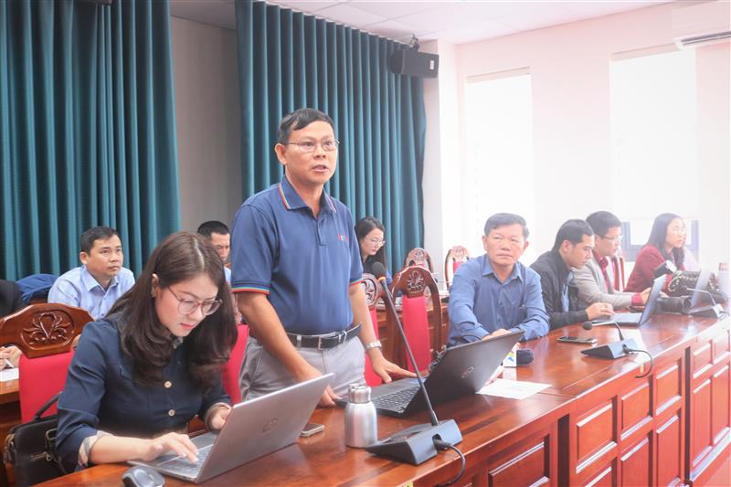 Nhà báo Văn Giang, Đài VTV9 đặt câu hỏi tại buổi họp báo.