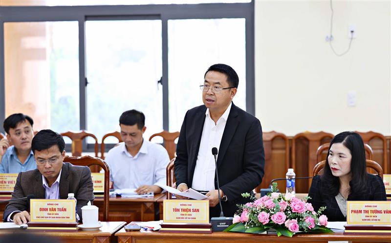 Giám đốc Sở Tài chính Tôn Thiện San trao đổi, trả lời các kiến nghị của huyện Đam Rông liên quan tới lĩnh vực tài chính, đầu tư công