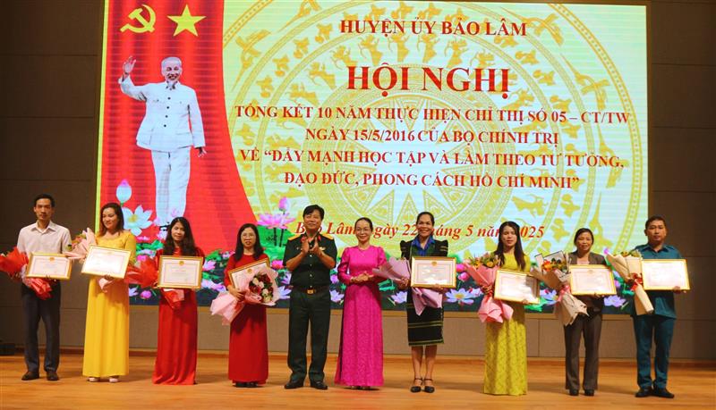 Trao giấy khen cho các cá nhân