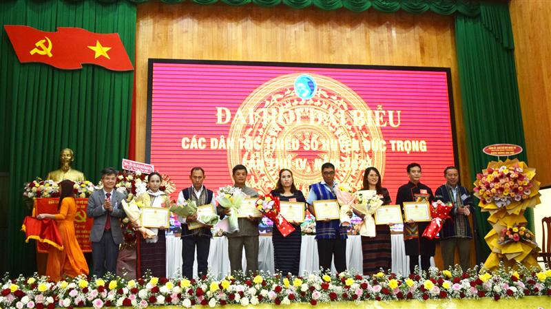 Trao Giấy khen của UBND huyện cho các cá nhân.