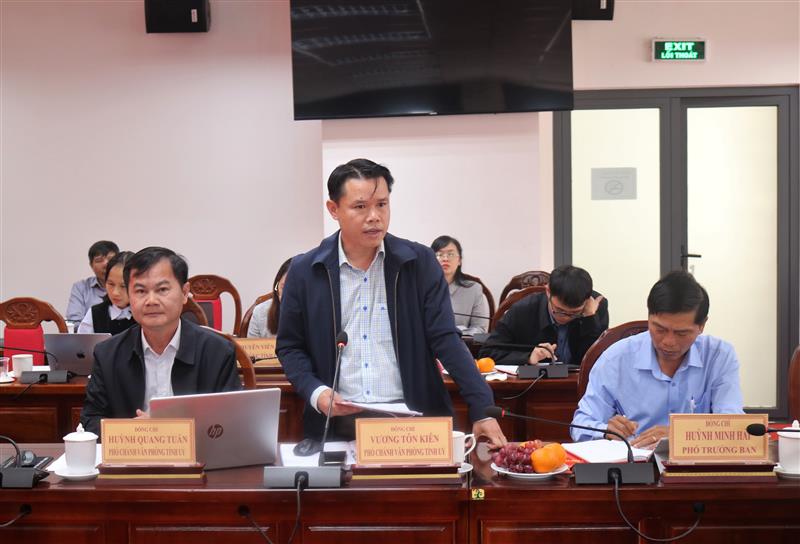 Phó Chánh Văn phòng Tỉnh ủy Lâm Đồng Vương Tôn Kiên trao đổi Ban Tuyên giáo và Dân vận Tỉnh ủy về công tác chuyển đổi số, ứng dụng công nghệ thông tin, AI góp phần nâng cao chất lượng công tác tham mưu