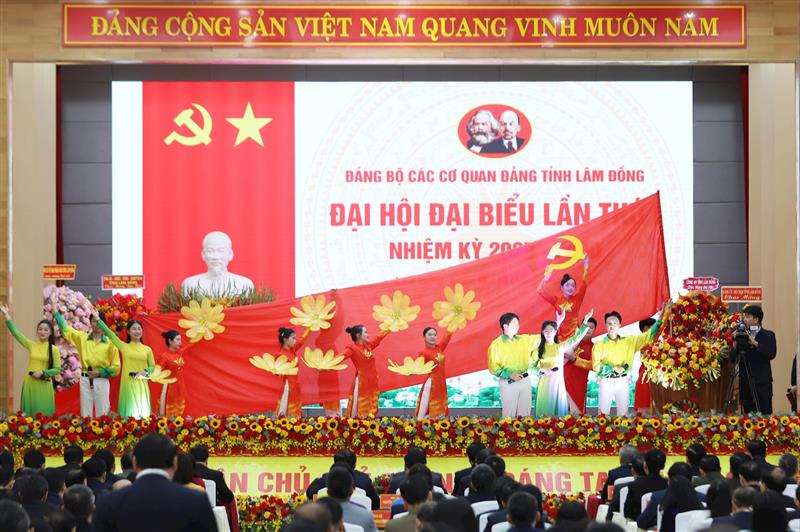 Văn nghệ chào mừng đại hội do Đội Tuyên truyền ca khúc cách mạng của Tỉnh đoàn Lâm Đồng biểu diễn