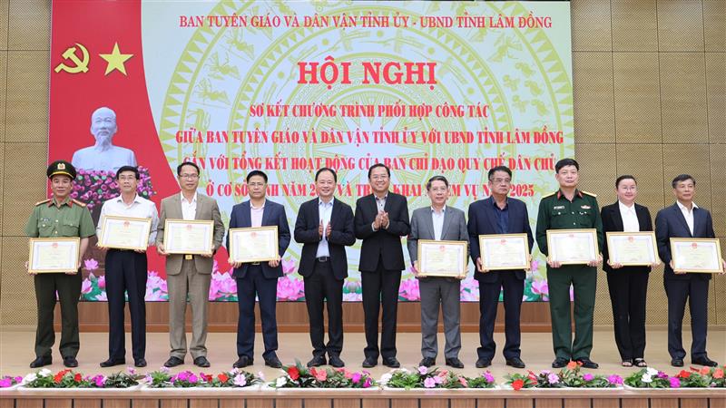 Chủ tịch UBND tỉnh Trần Hồng Thái và Trưởng Ban Tuyên giáo và Dân vận Tỉnh ủy Tôn Thiện Đồng tặng Bằng khen cho các tập thể có thành tích xuất sắc 
