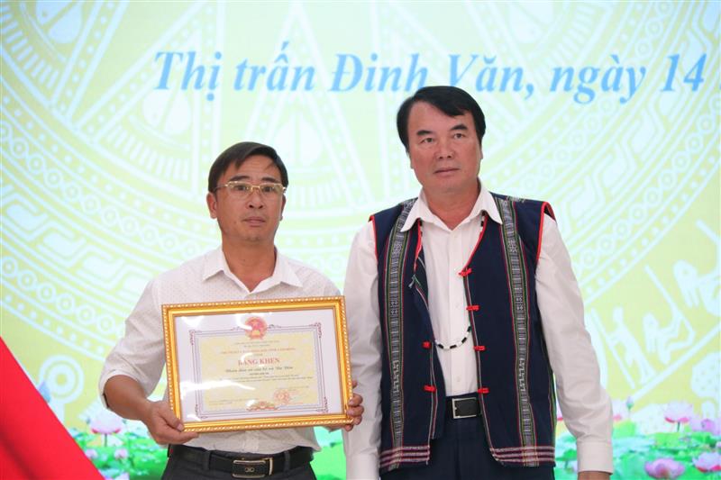 Đồng chí Phạm S - Phó Chủ tịch UBND tỉnh Lâm Đồng tặng Bằng khen của UBND tỉnh cho 1 tập thể.