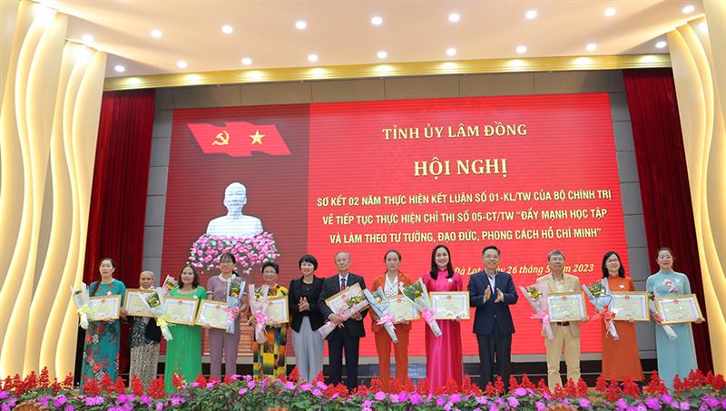 Đồng chí Phạm Thị Phúc - Ủy viên Ban Thường vụ, Trưởng Ban Dân vận Tỉnh ủy và đồng chí Đặng Trí Dũng - Ủy viên Ban Thường vụ Tỉnh ủy, Bí thư Thành ủy Đà Lạt trao bằng khen cho các cá nhân.