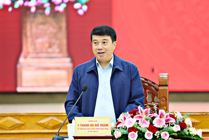 Đồng chí Y Thanh Hà Niê Kđăm - Ủy viên Ban Chấp hành Trung ương Đảng, Bí thư Tỉnh ủy Lâm Đồng phát biểu kết luận buổi làm việc