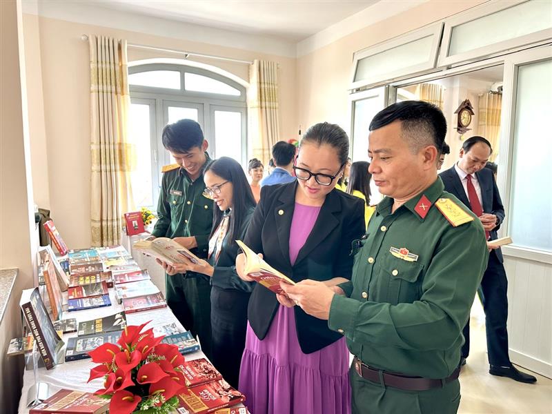 Các đại biểu tìm hiểu các cuốn sách về chiến dịch Điện Biên Phủ.