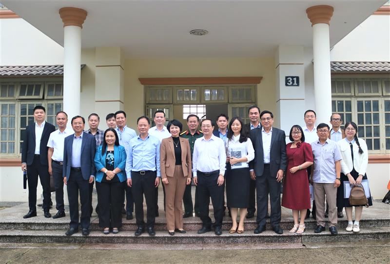 Các đại biểu chụp hình lưu niệm