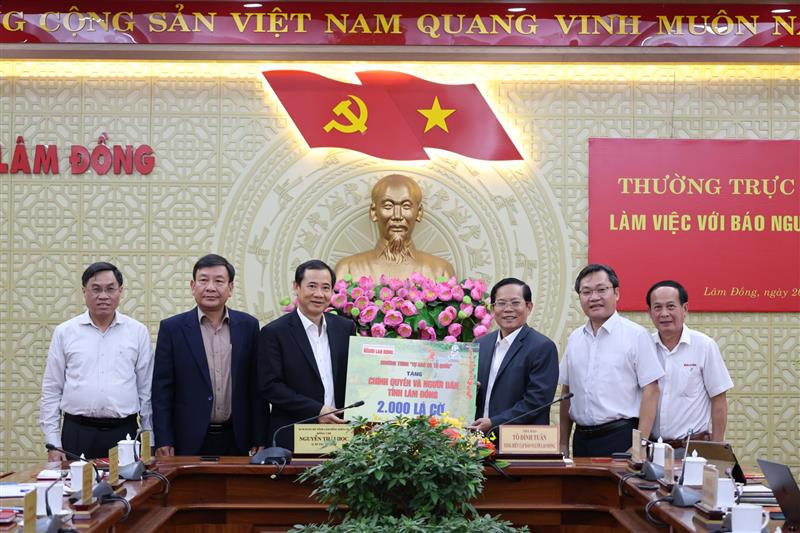 Báo Người Lao Động trao tặng tỉnh Lâm Đồng 2.000 lá cờ Tổ quốc trong Chương trình “Tự hào cờ Tổ quốc”