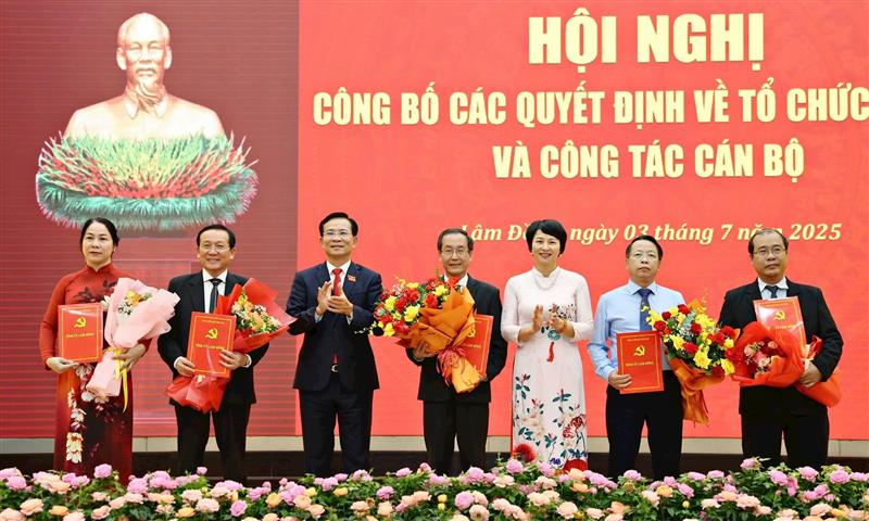 Ban Nội chính Tỉnh ủy Trao quyết định bổ nhiệm đồng chí Huỳnh Ngọc Anh - Ủy viên Ban Thường vụ Tỉnh ủy, Trưởng Ban Nội chính Tỉnh uỷ Đắk Nông giữ chức vụ Trưởng Ban Nội chính Tỉnh ủy Lâm Đồng và 4 đồng chí giữ chức vụ Phó Trưởng Ban Nội chính Tỉnh ủy