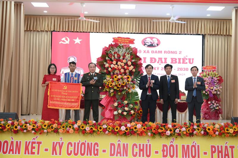 Thay mặt Tỉnh ủy, HĐND, UBND, Ủy ban MTTQ Việt Nam tỉnh Lâm Đồng, Thiếu tướng Trương Minh Đương tặng hoa và bức trướng tại Đại hội