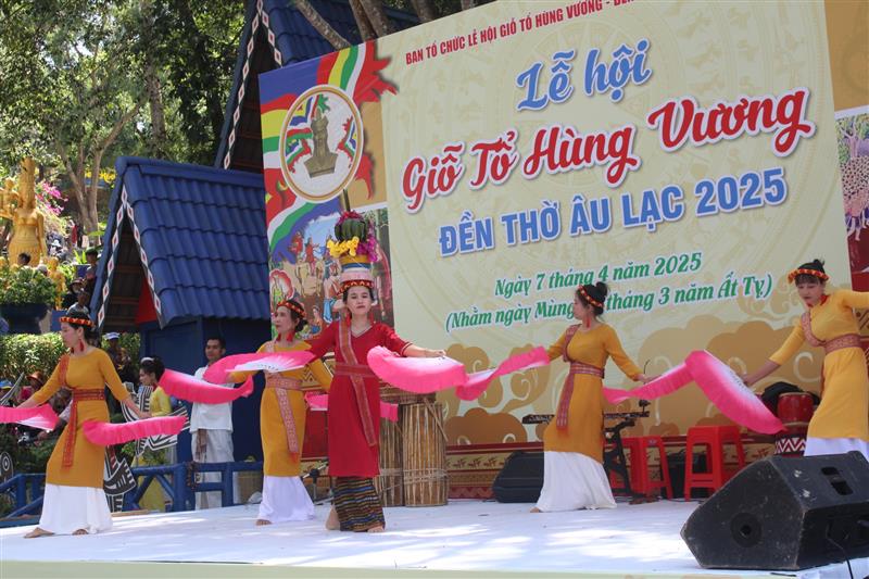 Múa Chăm do Trung tâm Văn hóa Nghệ thuật tỉnh Ninh Thuận biểu diễn