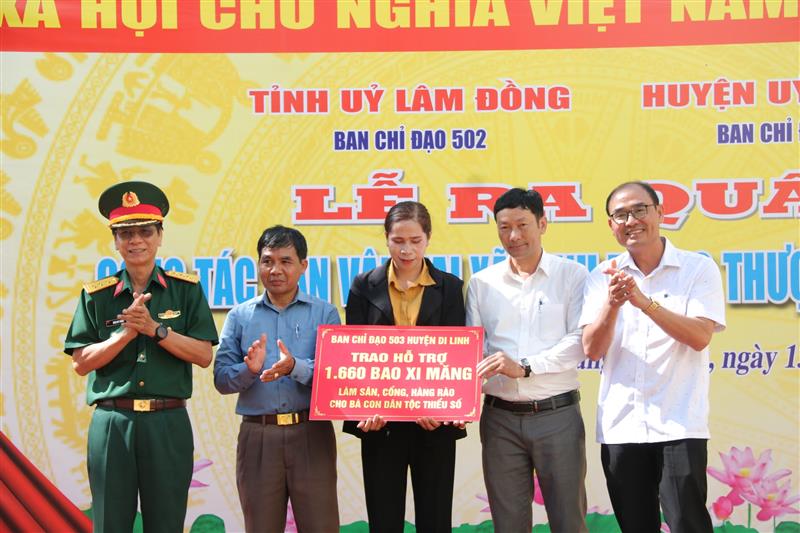 Trao hỗ trợ xi măng cho bà con