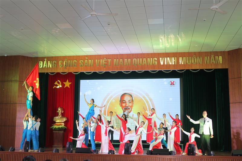 Các tiết mục văn nghệ do Đoàn nghệ thuật quần chúng Tập đoàn Công nghiệp Than – Khoáng sản Việt Nam biểu diễn 