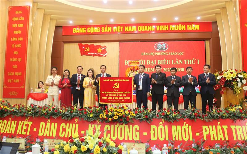 Đồng chí Bùi Thắng, Phó Bí thư Tỉnh ủy Lâm Đồng và đoàn đại biểu của tỉnh tặng bức trướng chúc mừng Đại hội