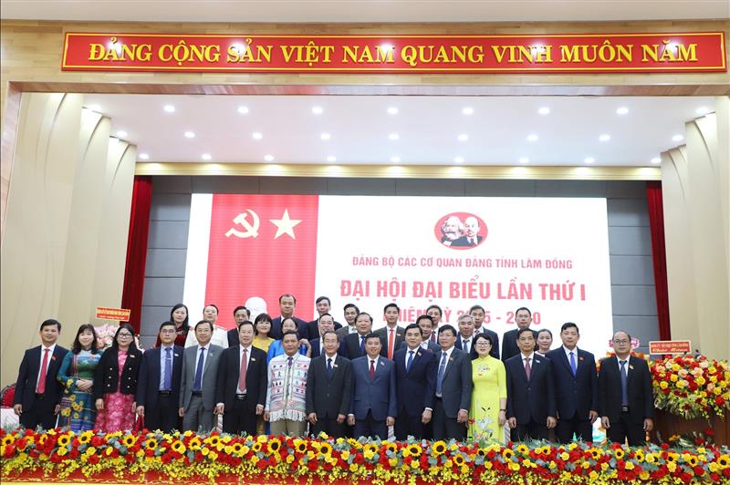 Đồng chí Y Thanh Hà Niê Kđăm, Ủy viên Ban Chấp hành Trung ương Đảng, Bí thư Tỉnh ủy, Trưởng Đoàn Đại biểu Quốc hội khóa XV tỉnh Lâm Đồng chụp hình lưu niệm cùng Ban Chấp hành Đảng bộ Các cơ quan Đảng tỉnh Lâm Đồng nhiệm kỳ 2025 - 2030